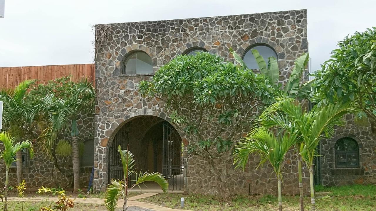 Hacienda Plaza Hotel Pereybere Beach Exterior photo